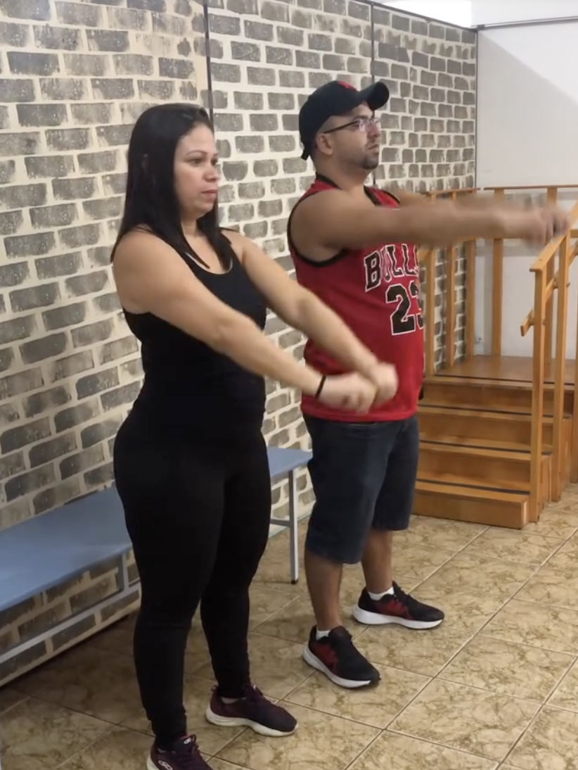 Participantes fazem exercício durante atividade recreativa.